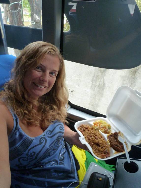 Café da manhã servido no ônibus entre a República Dominicana e o Haiti